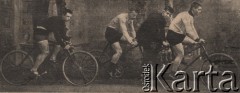 Koniec XIX w., Rosja.
Portret zbiorowy B.P. Krajewa (Czerwińskiego), W. Syciewa, W. Lebieliewa i S. Marusina na rowerach.
Fot. NN, zbiory Ośrodka Karta, udostępniło Warszawskie Towarzystwo Cyklistów (WTC).