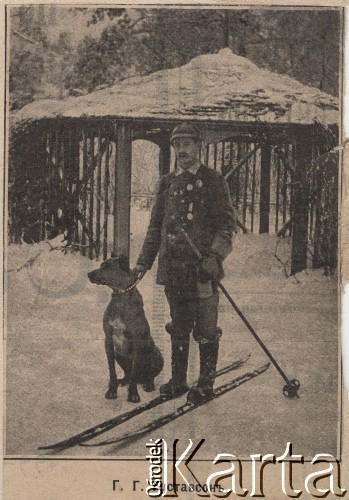 Przełom XIX i XX w., brak miejsca.
Portret G.G. Gustawsona w nartach z psem na tle ośnieżonej altany.
Fot. NN, zbiory Ośrodka Karta, udostępniło Warszawskie Towarzystwo Cyklistów (WTC).