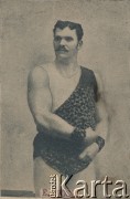 Początek XX wieku, brak miejsca.
Zapaśnik  E. Vossa.
Fot. NN, zbiory Ośrodka Karta, udostępniło Warszawskie Towarzystwo Cyklistów (WTC).
