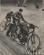 Początek XX w., brak miejsca.
Uczestnicy wyścigu kolarskiego za prowadzeniem motoru.
Fot. NN, zbiory Ośrodka Karta, udostępniło Warszawskie Towarzystwo Cyklistów (WTC).
