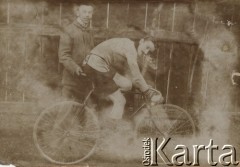 Przełom XIX i XX w., Polska pod zaborem rosyjskim.
Członek Warszawskiego Towarzystwa Cyklistów Zdzisław Marcinkowski na rowerze .
Fot. NN, zbiory Ośrodka Karta, udostępniło Warszawskie Towarzystwo Cyklistów (WTC).