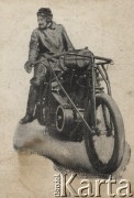 Początek XX w., brak miejsca.
Motocyklista na motorze używanym do wyścigów kolarskich za prowadzeniem motoru.
Fot. NN, zbiory Ośrodka Karta, udostępniło Warszawskie Towarzystwo Cyklistów (WTC).