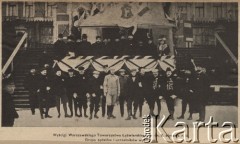 Początek XX wieku, Warszawa, Polska pod zaborem rosyjskim.
Wyścigi Warszawskiego Towarzystwa Łyżwiarskiego. Grupa sędziów i zawodników.
Fot. NN, zbiory Ośrodka Karta, udostępniło Warszawskie Towarzystwo Cyklistów (WTC).
