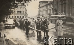 1961, Warszawa, Polska.
Uczestnicy obchodów 75-lecia Warszawskiego Towarzystwa Cyklistów na Krakowskim Przedmieściu w drodze do Grobu Nieznanego Żołnierza. Na czele prezes WTC Zdzisław Gędziorowski.
Fot. NN, Warszawskie Towarzystwo Cyklistów, zbiory Ośrodka KARTA