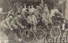 1889, Polska pod zaborem rosyjskim.
Członkowie Warszawskiego Towarzystwa Cyklistów na wycieczce do Ojcowa.
Fot. NN, Warszawskie Towarzystwo Cyklistów, zbiory Ośrodka KARTA