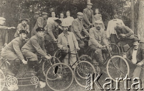 1889, Polska pod zaborem rosyjskim.
Członkowie Warszawskiego Towarzystwa Cyklistów na wycieczce do Ojcowa.
Fot. NN, Warszawskie Towarzystwo Cyklistów, zbiory Ośrodka KARTA