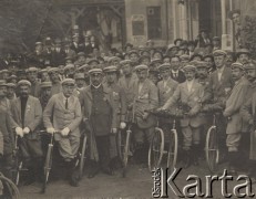 Lipiec 1914, Warszawa, Polska.
I wycieczka kapitańska Warszawskiego Towarzystwa Cyklistów. Na zdjęciu m.in. przewdoniczący WTC Zdzisław Budziszewski, fotograf 
