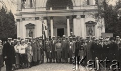 1935, Wilanów, Polska.
Otwarcie sezonu Warszawskiego Towarzystwa Cyklistów. Fotografia zbiorowa działaczy WTC.
Fot. NN, Warszawskie Towarzystwo Cyklistów, zbiory Ośrodka KARTA