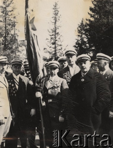 1934, Warszawa, Polska.
Otwarcie sezonu kolarskiego. Na zdjęciu członkowie Warszawskiego Towarzystwa Cyklistów ze sztandarem.
Fot. NN, Warszawskie Towarzystwo Cyklistów, zbiory Ośrodka KARTA