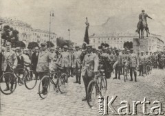 1928, Warszawa, Polska.
Złożenie wieńca na Grobie Nieznanego Żołnierza podczas Zjazdu Towarzystw Kolarskich.
Fot. NN, Warszawskie Towarzystwo Cyklistów, zbiory Ośrodka KARTA