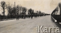 1932, okolice Warszawy, Polska.
Członkowie Warszawskiego Towarzystwa Cyklistów w drodze do Wilanowa.
Fot. NN, Warszawskie Towarzystwo Cyklistów, zbiory Ośrodka KARTA