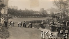 1910, Warszawa, Polska pod zaborem rosyjskim.
Wyścigi motocyklowe na torze ziemnym na Dynasach.
Fot. NN, Warszawskie Towarzystwo Cyklistów, zbiory Ośrodka KARTA