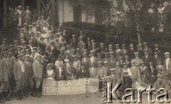 1920, Polska.
Zjazd Polskich Towarzystw Kolarskich. Fotografia zbiorowa uczestników zjazdu przed siedzibą Warszawskiego Towarzystwa Cyklistów na Dynasach.
Fot. NN, Warszawskie Towarzystwo Cyklistów, zbiory Ośrodka KARTA