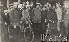 1919, Polska.
Uczestnicy nieoficjalnych szosowych mistrzostw Polski. Pierwszy z lewej z rowerem Franciszek Zawadzki.
Fot. NN, Warszawskie Towarzystwo Cyklistów, zbiory Ośrodka KARTA