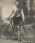 Początek XX wieku, Polska pod zaborem rosyjskim.
Franciszek Zawadzki - kolarski Mistrz Królestwa Polskiego w 1910 i 1911; późniejszy właściciel znanej fabryki rowerów.
Fot. NN, Warszawskie Towarzystwo Cyklistów, zbiory Ośrodka KARTA