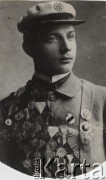 Początek XX wieku, Polska pod zaborem rosyjskim.
Henryk Weiss - kolarz, motocyklista i automobilista; pięciokrotny mistrz Dynasów w Latach 1904-1908, champion WTC w 1905, motocyklowy Mistrz Królestwa Polskiego.
Fot. NN, Warszawskie Towarzystwo Cyklistów, zbiory Ośrodka KARTA
