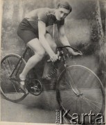 Początek XX wieku, Polska pod zaborem rosyjskim.
Wacław Kłopotowski - sprinter kolarski i motocyklista; torowy Mistrz Warszawy w 1909; mistrz motocyklowy na szosie w 1910 pozuje do zdjęcia na rowerze marki Hercules
Fot. NN, Warszawskie Towarzystwo Cyklistów, zbiory Ośrodka KARTA