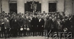 3.05.1926, Warszawa, Polska.
Sztafeta kolarska z wizytą u prezydenta Stanisława Wojciechowskiego. Na zdjęciu przed Belwederem stoją od lewej w pierwszym rzędzie: Ludwik Kamiński, Stanisław Gronczewski, Mieczysław Lange, Franciszek Szymczyk, prezydent Stanisław Wojciechowski, Józef Lange, motocyklista z Poznania, Oswald Muller.
Fot. NN, Warszawskie Towarzystwo Cyklistów, zbiory Ośrodka KARTA