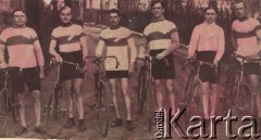 3.05.1927, Warszawa, Polska.
Członkowie sztafety kolarskiej na trasie Chorzów-Warszawa. Z rowerami stoją (od lewej): Stanisław Gronczewski, Józef Lange, Ludwik Kamiński, Tadeusz Bartodziejski, Franciszek Zawadzki, Kazimierz Duszyński.
Fot. NN, Warszawskie Towarzystwo Cyklistów, zbiory Ośrodka KARTA