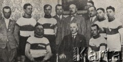 3.05.1927, Warszawa, Polska.
Oryginalny podpis: „Sztafeta kolarska w dniu 3 maja 1927 r. Chorzów-Warszawa. Komisja sędziowska i kolarze u Pana Prezydenta Rzeczpospolitej Profesora Ignacego Mościckiego”. Od prawej siedzą: Stanisław Gronczewski, Prezydent RP Ignacy Mościcki, Kazimierz Duszyński; od lewej stoją: F. Wojtkiewicz - kapitan ZPTK, Tadeusz Bartodziejski, Józef Lange, W. Janicki - członek zarządu ZPKT, H. Nakoniecznikoff - prezes WTC, Z. Wierucki sekretarz ZPKT, Franciszek Zawadzki, Ludwik Kamiński.
Fot. NN, Warszawskie Towarzystwo Cyklistów, zbiory Ośrodka KARTA