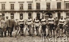 Maj 1927, Warszawa, Polska.
Członkowie sztafety kolarskiej na trasie Chorzów-Warszawa. Z rowerami stoją (od lewej): Józef Lange, Kazimierz Duszyński, Ludwik Kamiński, Tadeusz Bartodziejski, Stanisław Gronczewski, Franciszek Zawadzki.
Fot. NN, Warszawskie Towarzystwo Cyklistów, zbiory Ośrodka KARTA