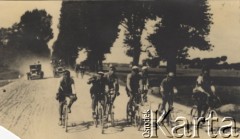 7-16.09.1928, Polska.
I Bieg Dookoła Polski (później nazywany Tour de Pologne) zorganizowany przez Warszawskie Towarzystwo Cyklistów, Polski Związek Towarzystw Kolarskich i Przegląd Sportowy.
Fot. NN, Warszawskie Towarzystwo Cyklistów, zbiory Ośrodka KARTA