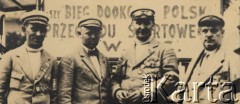 7-16.09.1928, Polska.
I Bieg Dookoła Polski (później nazywany Tour de Pologne) zorganizowany przez Warszawskie Towarzystwo Cyklistów, Polski Związek Towarzystw Kolarskich i Przegląd Sportowy. Na zdjęciu organizatorzy wyścigu (od lewej):  Piotr Biedrzycki, Wacław Zagoździński, Jan Jankowski i Wacław Wyczałkowski.
Fot. NN, Warszawskie Towarzystwo Cyklistów, zbiory Ośrodka KARTA