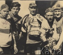 7-16.09.1928, Polska.
I Bieg Dookoła Polski (później nazywany Tour de Pologne) zorganizowany przez Warszawskie Towarzystwo Cyklistów, Polski Związek Towarzystw Kolarskich i Przegląd Sportowy. Na zdjęciu Feliks Więcek, K. Duszyński, Z. Wisznicki, J. Stefański, J. Popowski.
Fot. NN, Warszawskie Towarzystwo Cyklistów, zbiory Ośrodka KARTA