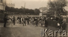 1910, Warszawa, Polska pod zaborem rosyjskim.
Wyścig kolarski na torze ziemnym na Dynasach.
Fot. NN, Warszawskie Towarzystwo Cyklistów, zbiory Ośrodka KARTA
