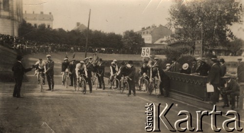 1910, Warszawa, Polska pod zaborem rosyjskim.
Wyścig kolarski na torze ziemnym na Dynasach.
Fot. NN, Warszawskie Towarzystwo Cyklistów, zbiory Ośrodka KARTA