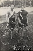 1925, Warszwa, Polska.
Kolarze torowi Stanisław Podgórski i Kazimierz Majewski.
Fot. NN, Warszawskie Towarzystwo Cyklistów, zbiory Ośrodka KARTA
