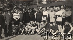 1910, Warszawa, Polska pod zaborem rosyjskim.
Międzynarodowe zawody kolarskie na Dynasach z udziałem mistrza świata Thorvalda Ellegaarda (stoi 5. od lewej w pierwszym rzędzie).
Fot. NN, Warszawskie Towarzystwo Cyklistów, zbiory Ośrodka KARTA