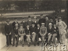 1911, Warszawa, Polska pod zaborem rosyjskim. Dynasy.
Członkowie Warszawskiego Towarzystwa Cyklistów. Od lewej siedzą: Józef Kłopotowski, Władysław Turowski, Marian Jastrzębski, Wacław Kłopotowski w mundurze i studenckiej czapce, Wacław Kwieciński, Gadomski i Józef Grochowski.
Fot. NN, Warszawskie Towarzystwo Cyklistów, zbiory Ośrodka KARTA