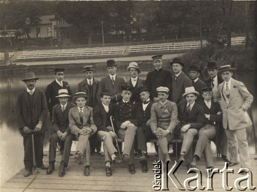 1911, Warszawa, Polska pod zaborem rosyjskim. Dynasy.
Członkowie Warszawskiego Towarzystwa Cyklistów. Od lewej siedzą: Józef Kłopotowski, Władysław Turowski, Marian Jastrzębski, Wacław Kłopotowski w mundurze i studenckiej czapce, Wacław Kwieciński, Gadomski i Józef Grochowski.
Fot. NN, Warszawskie Towarzystwo Cyklistów, zbiory Ośrodka KARTA