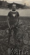 Lata 20-te, Warszawa, Polska.
Tomasz Stankiewicz - wicemistrz olimpijski igrzysk w Paryżu w 1924, członek Warszawskiego Towarzystwa Cyklistów.
Fot. NN, Warszawskie Towarzystwo Cyklistów, zbiory Ośrodka KARTA