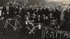 1927, Warszawa, Polska.
Kolarze z Warszawskiego Towarzystwa Cyklistów, którzy zdecydowali się wystąpić z szeregów WTC w proteście przeciw niskim wynagrodzeniom za starty w wyścigach. Pierwszy z lewej w półprzysiadzie - Józef Lange.
Fot. NN, Warszawskie Towarzystwo Cyklistów, zbiory Ośrodka KARTA