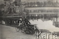 1907, Warszawa, Polska pod zaborem rosyjskim.
Zawodnicy wyścigów kolarskich za prowadzeniem motoru na Dynasach - lider Leonard Piotrowski i sztajer Henryk Weiss.
Fot. NN, Warszawskie Towarzystwo Cyklistów, zbiory Ośrodka KARTA