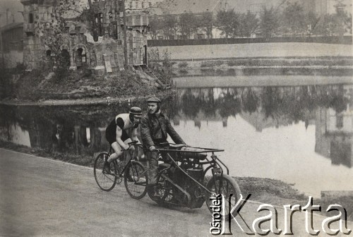 1907, Warszawa, Polska pod zaborem rosyjskim.
Zawodnicy wyścigów kolarskich za prowadzeniem motoru na Dynasach - lider Leonard Piotrowski i sztajer Henryk Weiss.
Fot. NN, Warszawskie Towarzystwo Cyklistów, zbiory Ośrodka KARTA