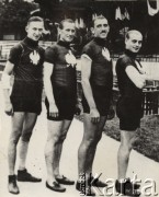 1924, Paryż, Francja.
Srebrni medaliści Igrzysk Olimpijskich (od lewej): Tomasz Stankiewicz, Jan Łazarski, Franciszek Szymczyk, Józef Lange. Zdobyty przez nich medal był pierwszym w historii Polski medalem olimpijskim.
Fot. NN, Warszawskie Towarzystwo Cyklistów, zbiory Ośrodka KARTA