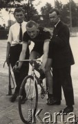 1928, Warszawa, Polska.
Kolarz Garley (?) na torze na Dynasach.
Fot. NN, Warszawskie Towarzystwo Cyklistów, zbiory Ośrodka KARTA