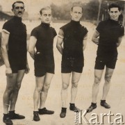 4.07.1925, Warszawa, Polska.
Drużyna kolarska w składzie (od lewej) Franciszek Szymczyk, Józef Lange, Stanisław Podgórski i J. Oksiutycz, która pobiła rekord świata na dystansie 4000 m.
Fot. NN, Warszawskie Towarzystwo Cyklistów, zbiory Ośrodka KARTA