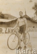 1934, Warszawa, Polska.
Stefan Popończyk - kolarz torowy, członek Warszawskiego Towarzystwa Cyklistów. W tle reklama 
Fot. NN, Warszawskie Towarzystwo Cyklistów, zbiory Ośrodka KARTA