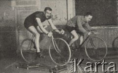 Lata 20-te, Polska.
Zimowy trening na rolkach w hali sportowej. Trenują Franciszek Szymczyk (na pierwszym planie) i Stanisław Podgórski. 
Fot. NN, 