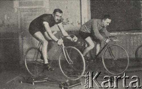 Lata 20-te, Polska.
Zimowy trening na rolkach w hali sportowej. Trenują Franciszek Szymczyk (na pierwszym planie) i Stanisław Podgórski. 
Fot. NN, 