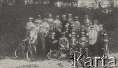 1920, Warszawa, Polska.
Oddział sanitarny Warszawskiego Towarzystwa Cyklistów, który brał udział w wojnie polsko-bolszewickiej. 
Fot. NN, 