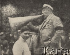Wrzesień 1928, Warszawa, Polska.
Dyrektor Warszawskiego Towarzystwa Cyklistów W. Wyczałkowski wydaje dyspozycje przed I Kolarskim Biegiem Dookoła Polski. 
Fot. NN, 