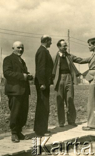 Maj 1940, Comisani, Rumunia.
 Z wizytą w obozie dla internowanych polskich żołnierzy: major Nomarski, dyrektor YMCA - Tadeusz Świerczyński oraz O. Dowano H.G.W. z funduszu angielskiego.
 Fot. NN, zbiory Ośrodka Karta, album (A-XII). Zdjęcie ze zbioru ocalonego przez pracownika ambasady PRL w Bukareszcie Jerzego Polakowskiego 
   

