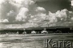 Październik 1940, Targu-Jiu, Rumunia.
 Widok obozu dla internowanych żołnierzy Wojska Polskiego od strony placu sportowego, w tle widoczne szczyty Karpat.
 Fot. NN, zbiory Ośrodka Karta, album (A-XIII). Zdjęcie ze zbioru ocalonego przez pracownika ambasady PRL w Bukareszcie Jerzego Polakowskiego
   
