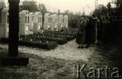 1.11.1940, Targu-Jiu, Rumunia.
 Cmentarz, dwanaście mogił żołnierzy polskich zmarłych w obozie internowania. Wszystkie mogiły są ozdobione darnią, kwiatami i świecami. Przed mogiłami stoją grupy ludzi - cywile i wojskowi.
 Fot. NN, zbiory Ośrodka Karta, album (A-XIII). Zdjęcie ze zbioru ocalonego przez pracownika ambasady PRL w Bukareszcie Jerzego Polakowskiego
   
