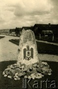 1940, Targu-Jiu, Rumunia.
Obóz internowania żołnierzy Wojska Polskiego. Na pierwszym planie kamień z wykutym herbem Rumunii. Głaz obłożony u swej podstawy drobnymi kamieniami, na drugim planie widoczny teren obozu – klomby z posadzonymi drzewami, baraki oraz Aleja Prezydenta RP Władysława Raczkiewicza. 
 Fot. NN, zbiory Ośrodka Karta, album (A-XIII). Zdjęcie ze zbioru ocalonego przez pracownika ambasady PRL w Bukareszcie Jerzego Polakowskiego
   
